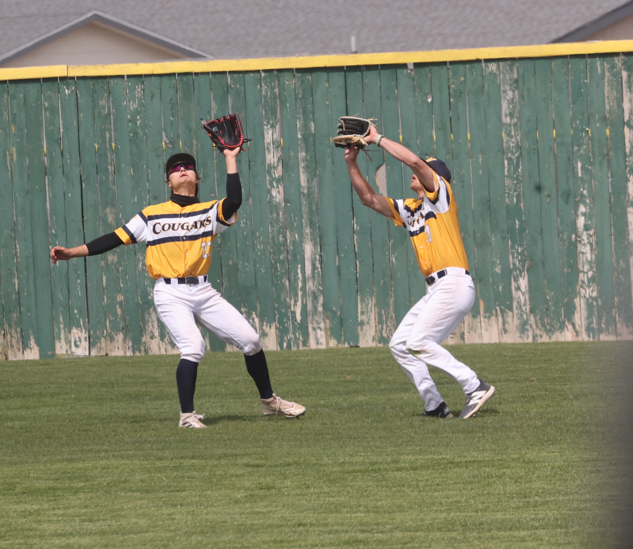Calvin Johnson makes a catch in right field and seals the win for the Cougars.