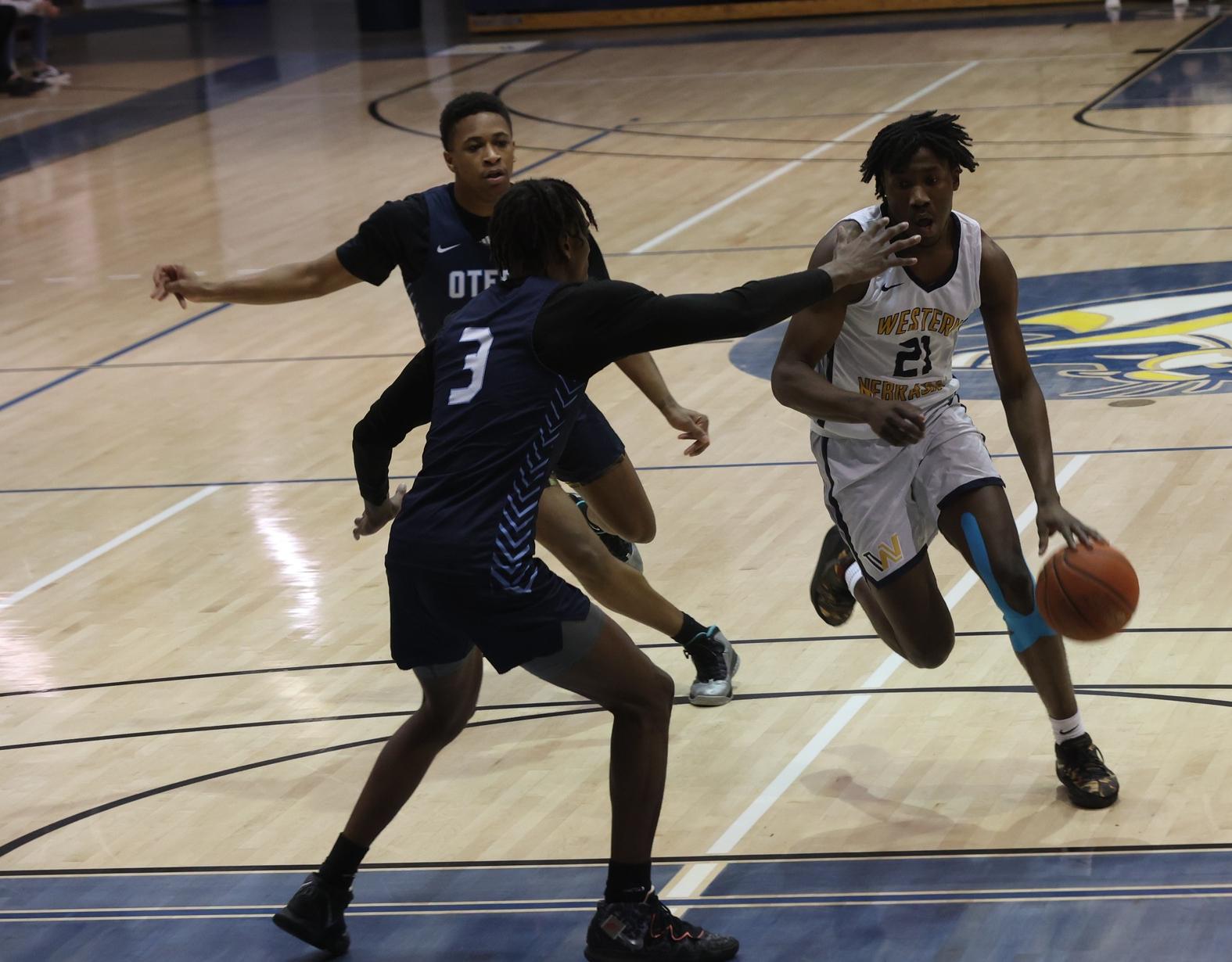 Action against Otero with Daniel Bula driving to the bucket.