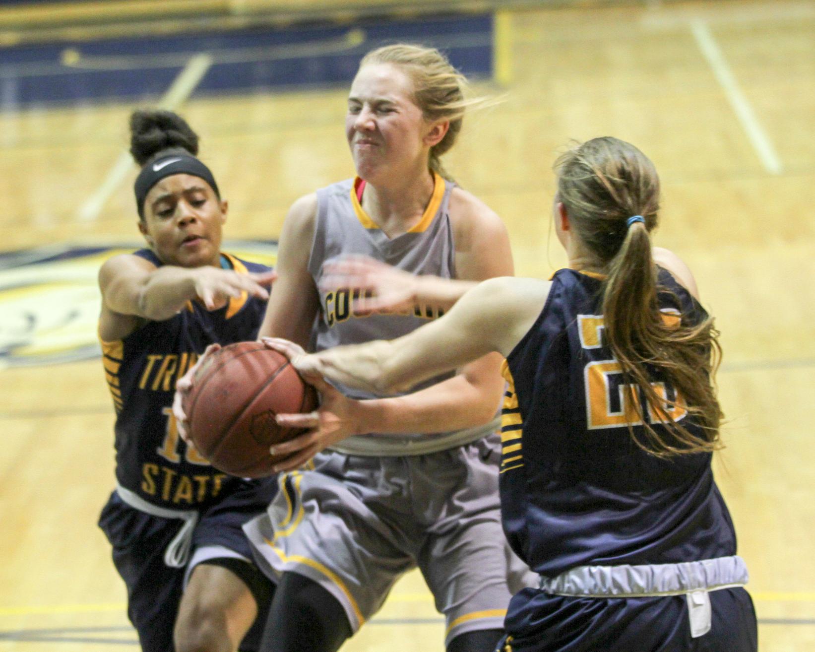 Feddersen scores 19, Cougar women rout NJC