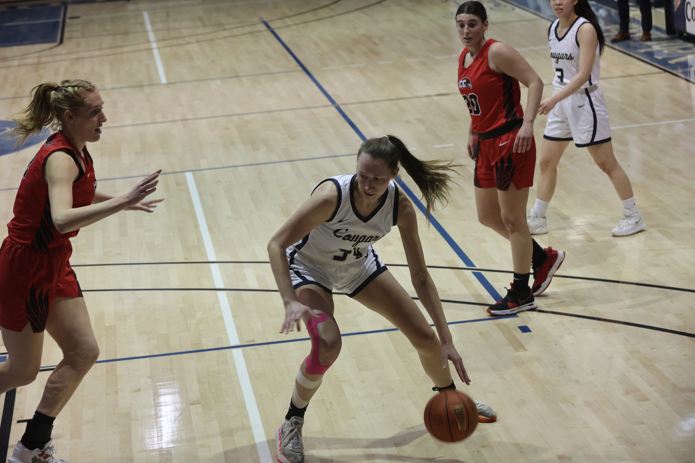 Ola Duda dribbles toward the basket.