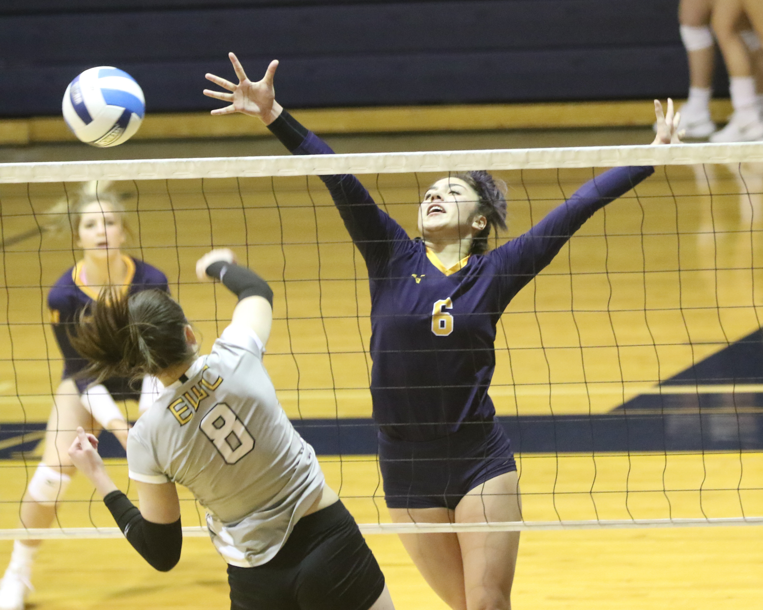 WNCC volleyball wins twice at McCook Tourney